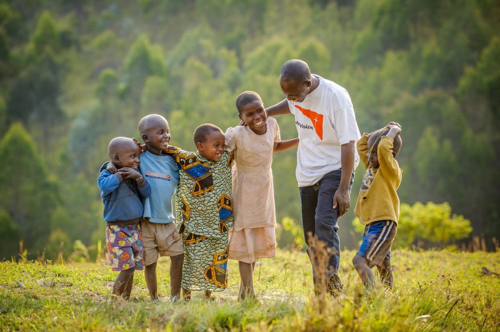 World vision medewerker met kinderen om zich heen