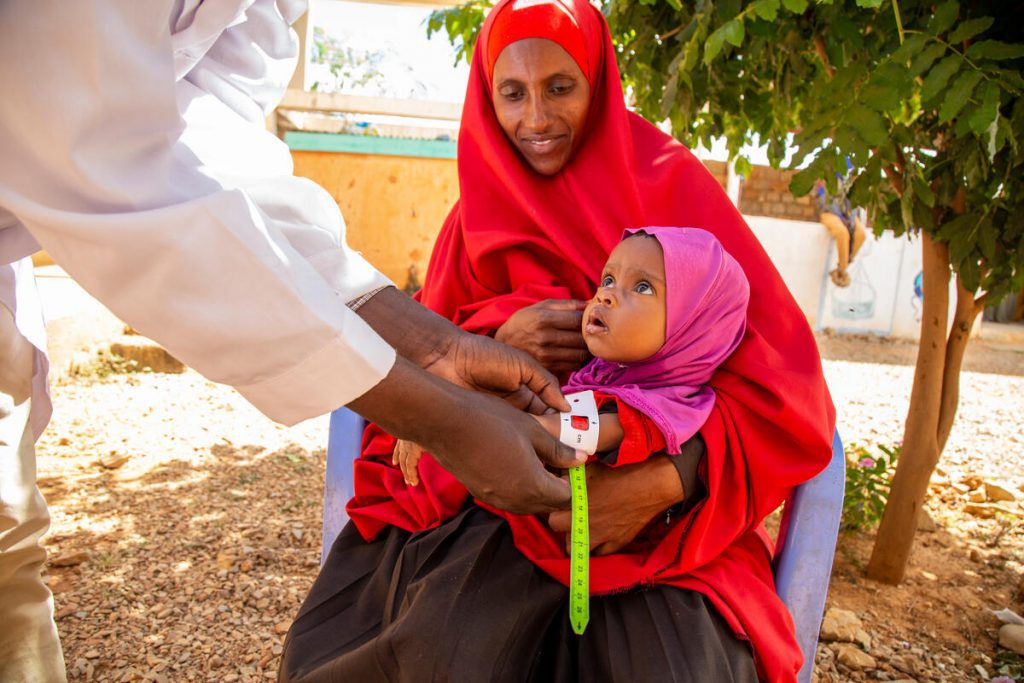 Baby Hamdi met haar moeder in Somalïe