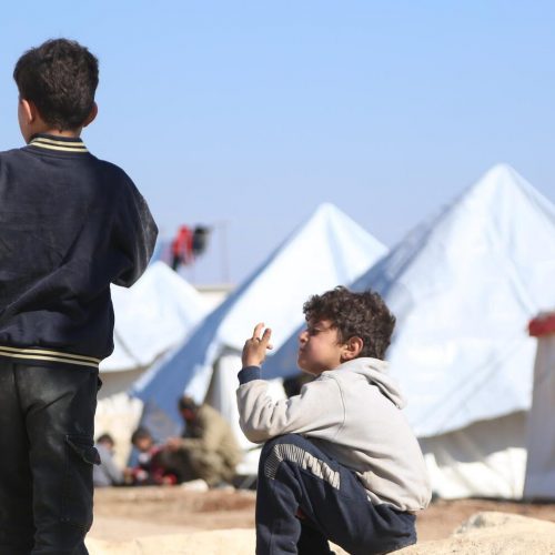 Twee kinderen na de aardbeving in Turkije/Syrië
