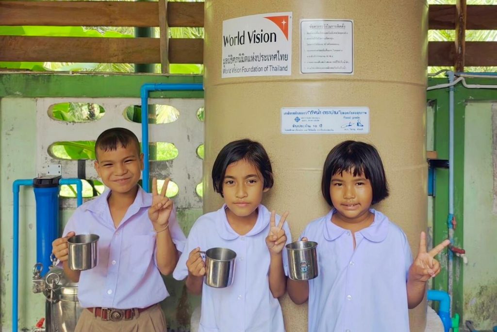 Kinderen krijgen schoon drinkwater in Thailand