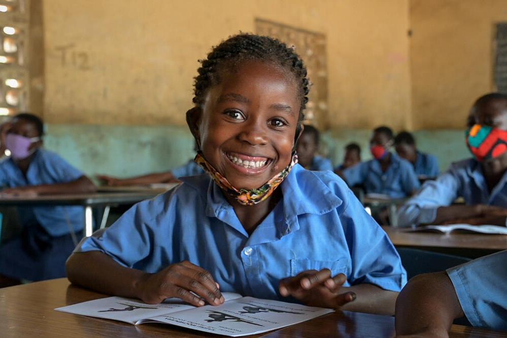Stella krijgt onderwijs om te leren lezen, met behulp van het alfabetiseringsprogramma van World Vision