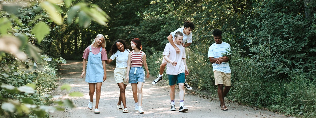 groepje jongeren loopt door bos