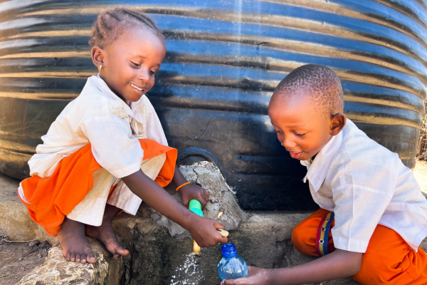 Kinderen zijn bezig met drinkwater