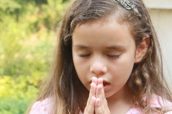 Meisje in gebed