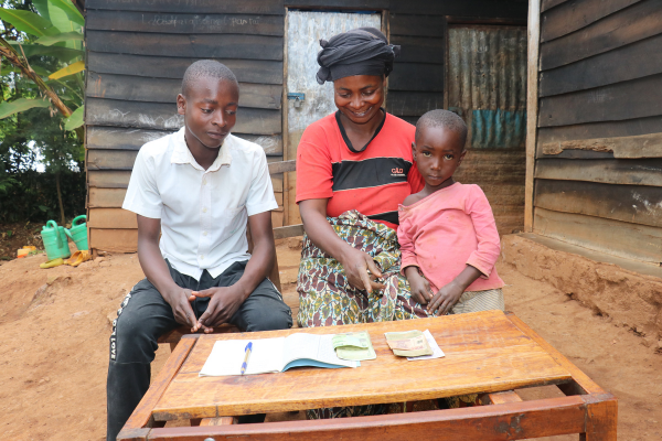 Afrikaans gezin bezig met verdeling financiën en geld op tafel.