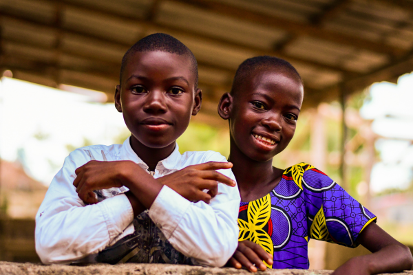 Twee Afrikaanse kinderen