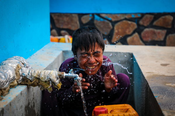 Jongen geniet van water