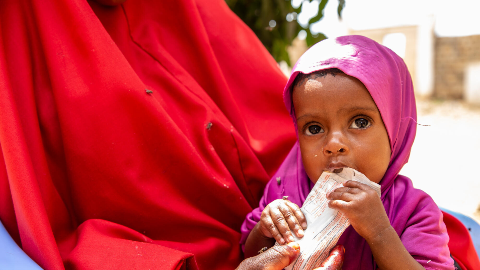 Hamdi en haar moeder Habiibo in Somalië bij de gezondheidskliniek