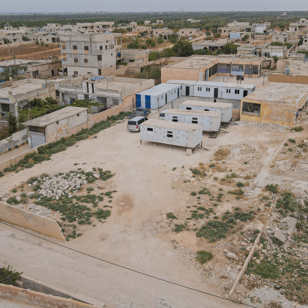 Een drone-opname van de school van Firyal na de renovatie.
