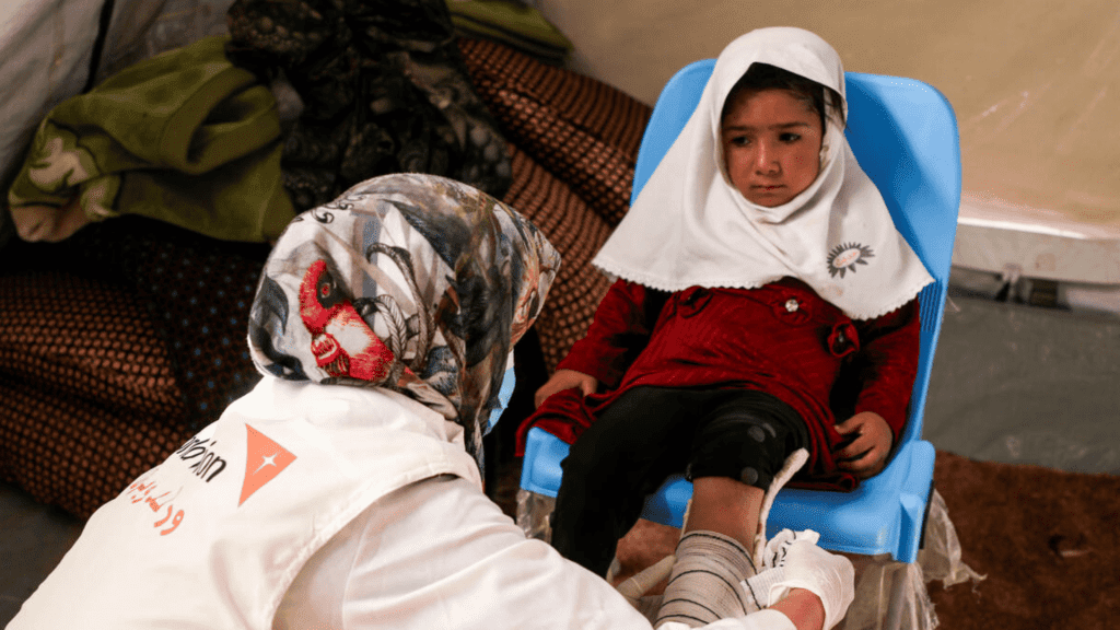 mobiele kliniek in Afghanistan na aardbeving.