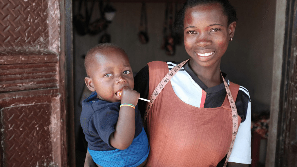 Aloza en haar kind poseren voor de camera