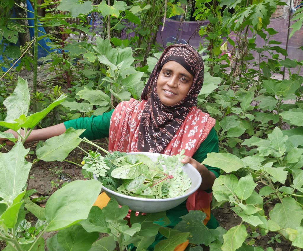 Nasima omringt door bladgroente