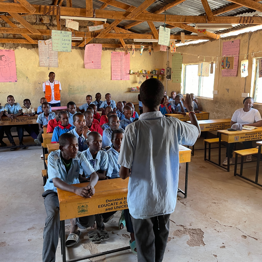 Kinderen krijgen les over FMNR in Masabit County (Kenia)