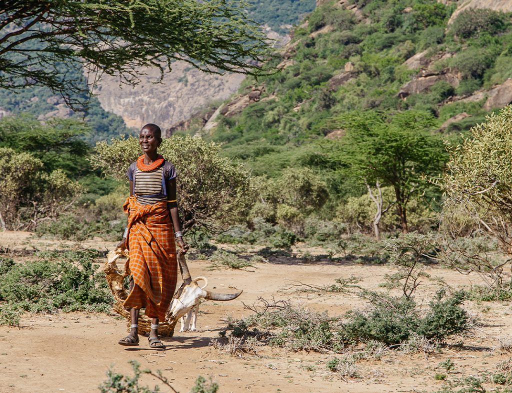 Vrouw uit Kenia loopt door het bos