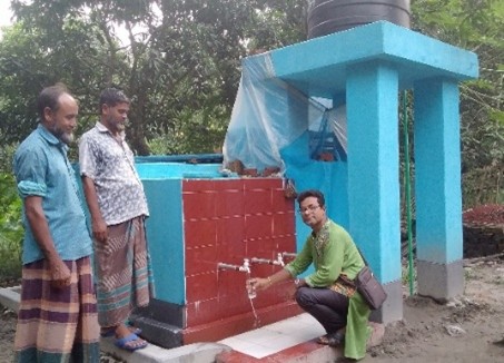 Project medewerkers die toezicht houden op het waterzuiverings- en leveringssysteem in Bangladesh, project Right2Grow World Vision