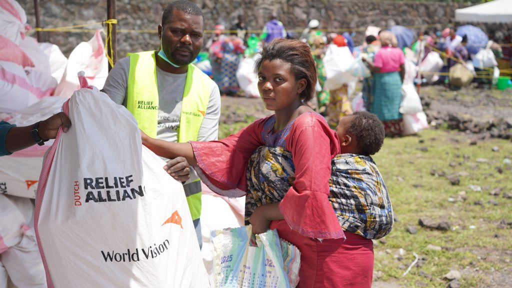Vrouw uit Congo krijgt pakket uitgedeeld via de Dutch Relief Alliance