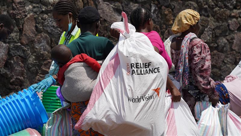 Dutch Relief Alliance deelt pakketten uit in Goma