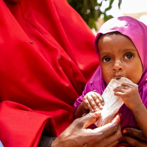 Baby Hamdi uit Somalië krijgt Plumpy'Nut.