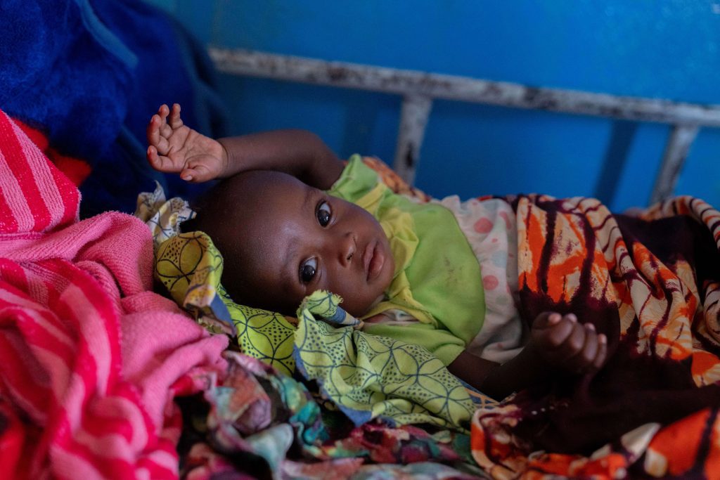Zakia op bed met haar moeder in het stabilisatiecentrum in Tsjaad. World Vision