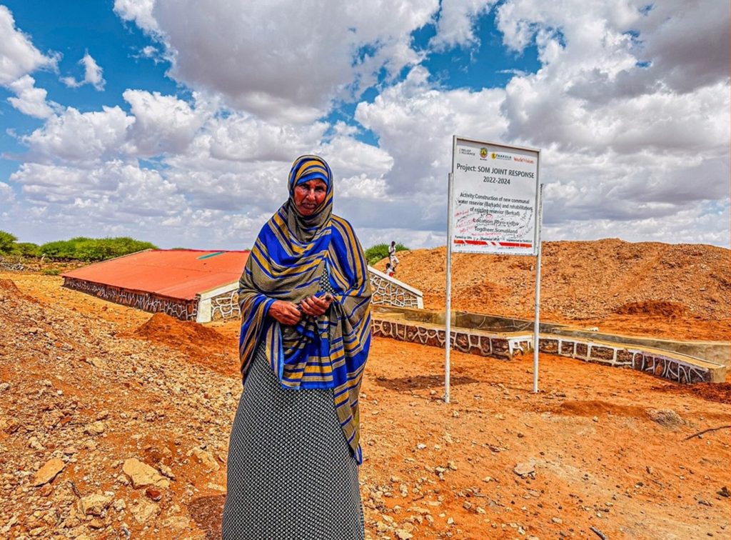 Sulekha staat bij een gemeenschappelijk waterreservoir in Burao.