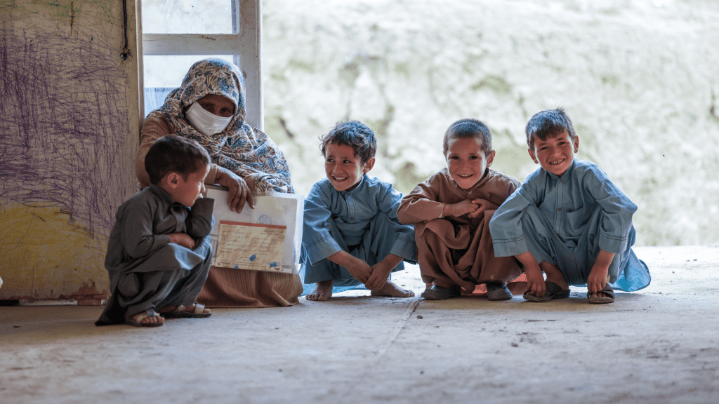 Kinderen en leraar in Afghanistan