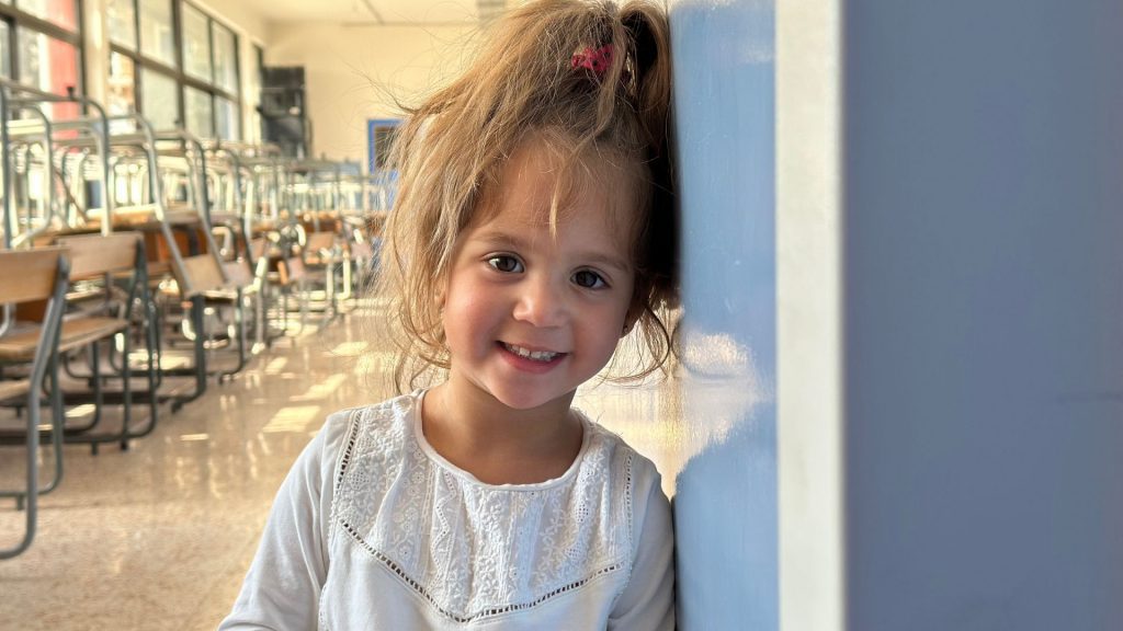 Meisje uit Syrië in klasklokaal