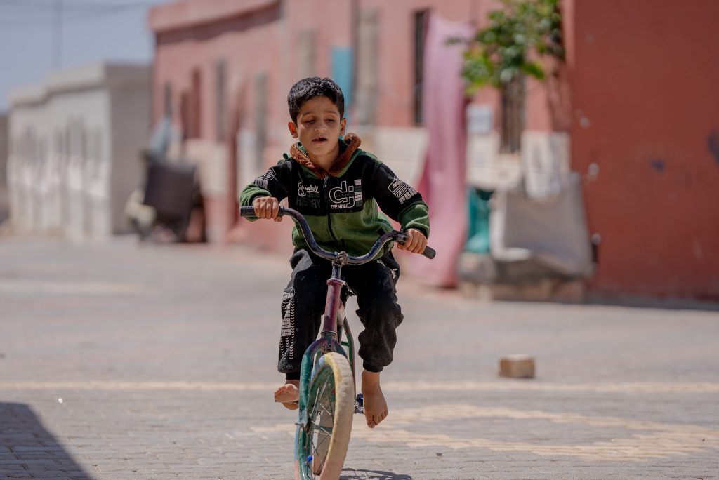 Khaled* uit Syrië is aan het fietsen