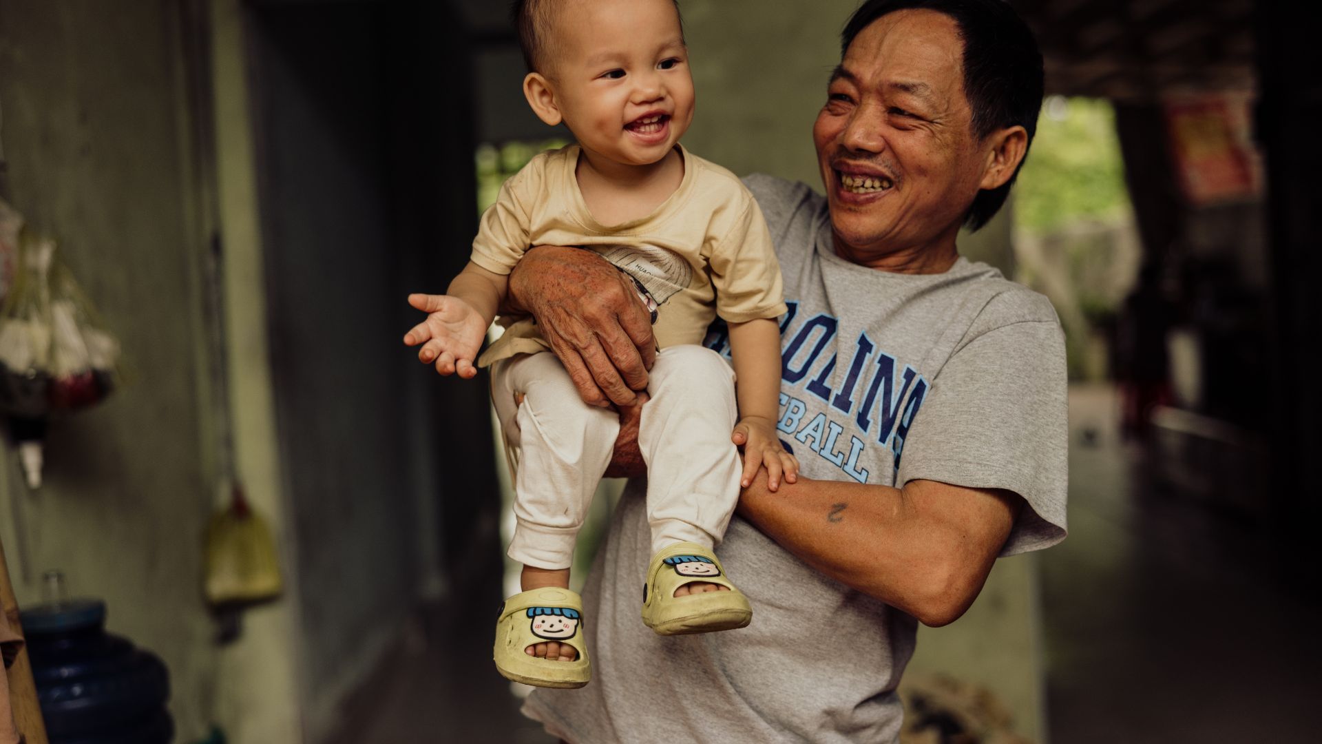 Vader met een kind in Vietnam