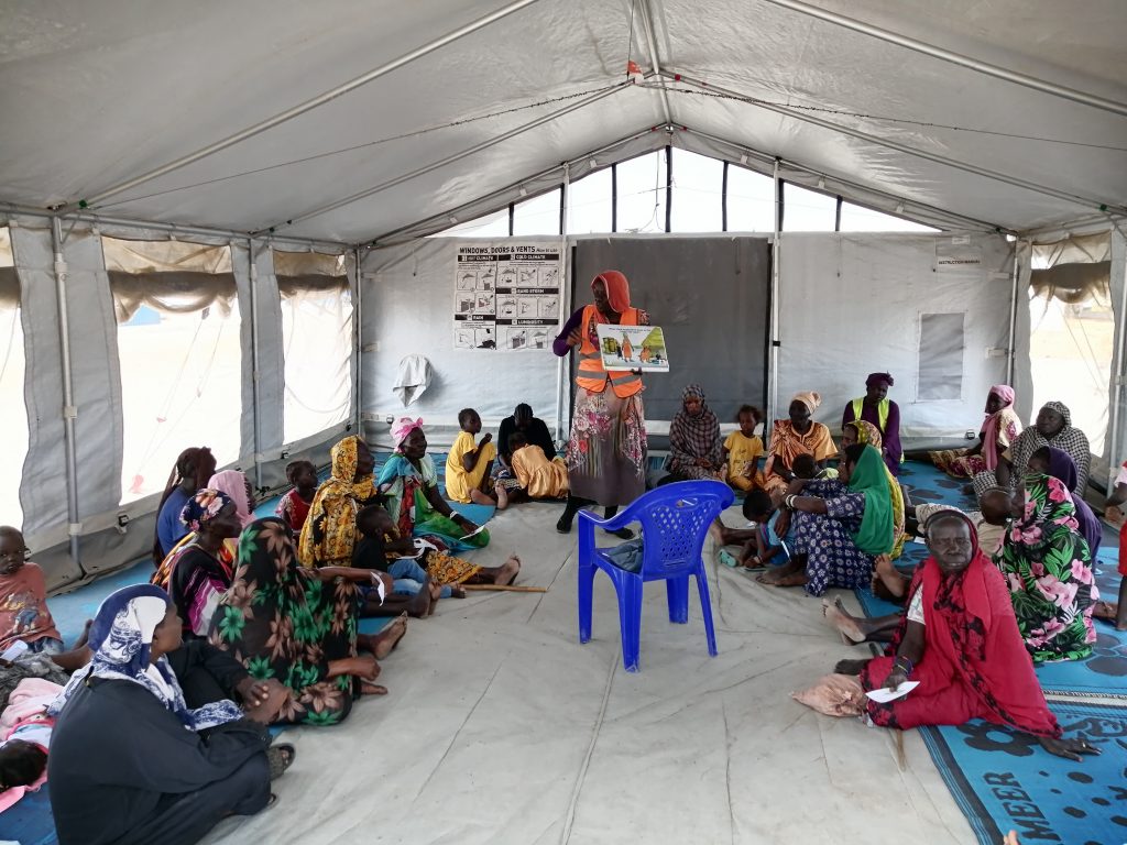 Trainigen in een klaslokaal gegeven aan mensen in Zuid Soedan door een World Vision collega.