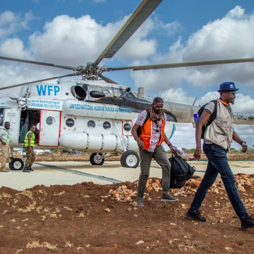Hulpverleners World Vision bij een helikopter