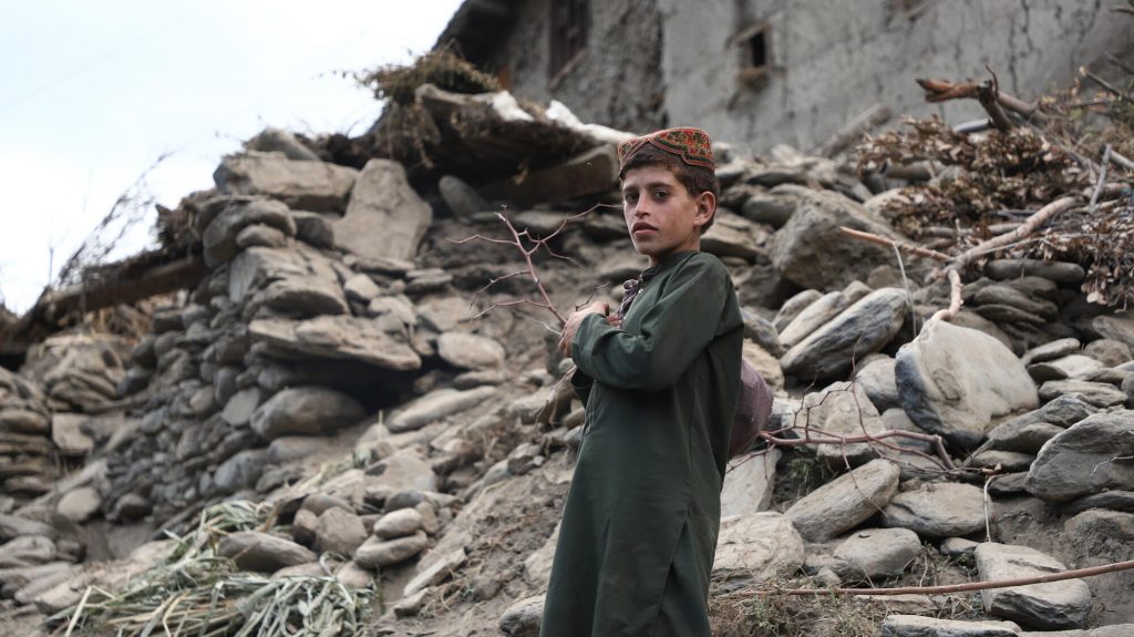 Jongen in de puinhoop in Kunar Afghanistan