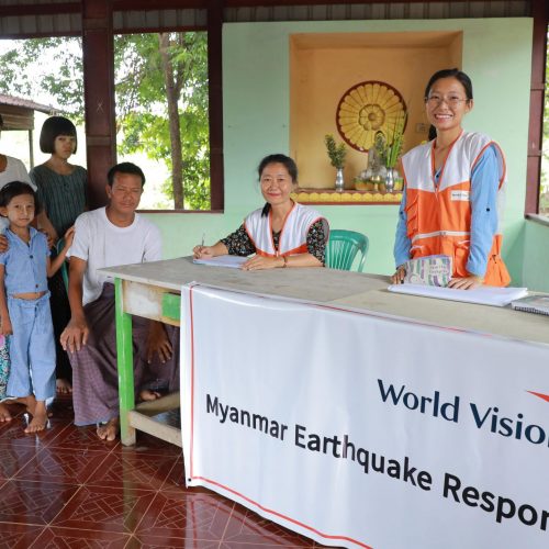 Myanmar Aardbeving Actie. Een toonbank waar pakketten worden gegeven aan getroffen families