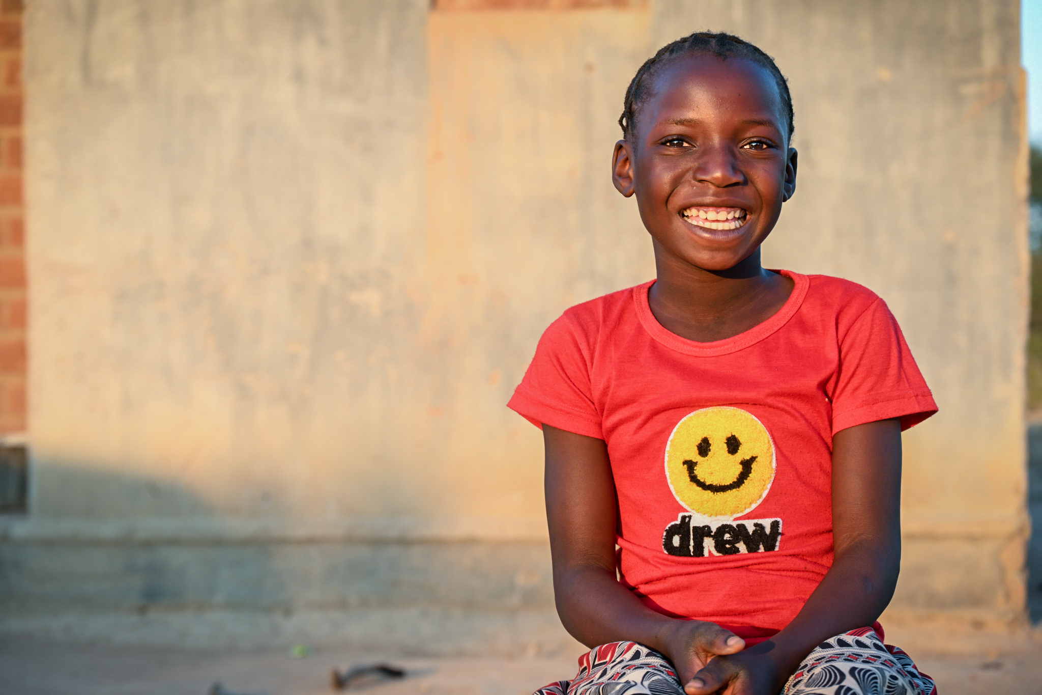 Meisje met een t-shirt en een smiley