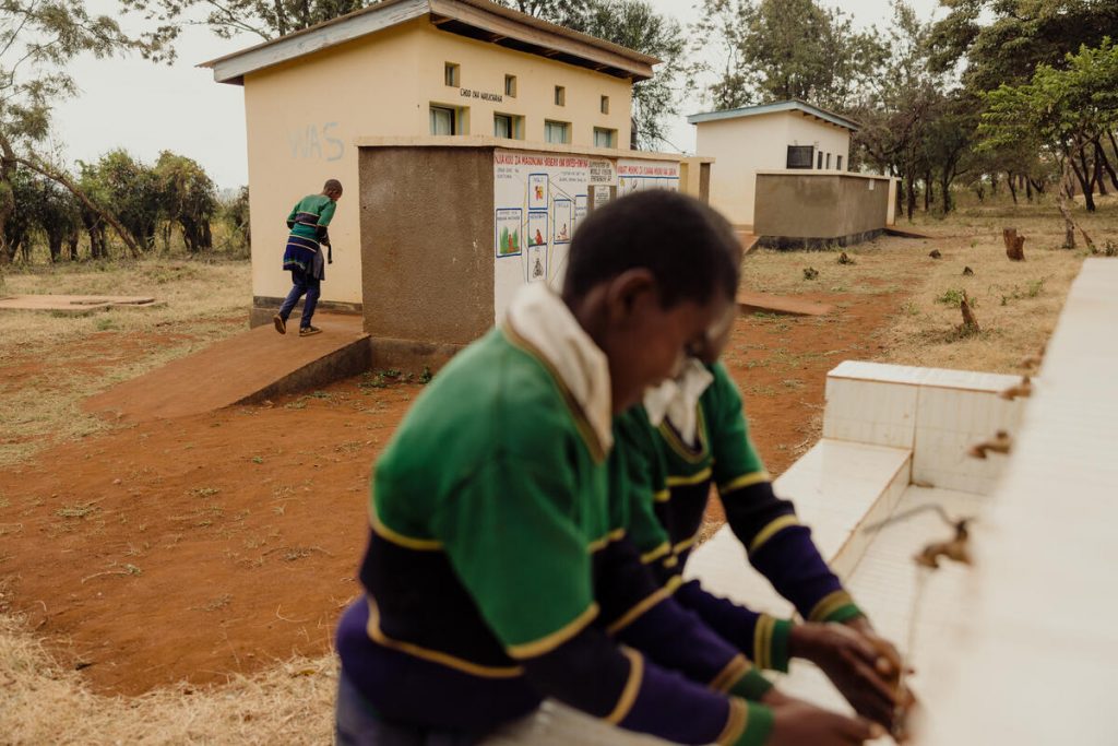 Het toiletgebouw op Glory's school