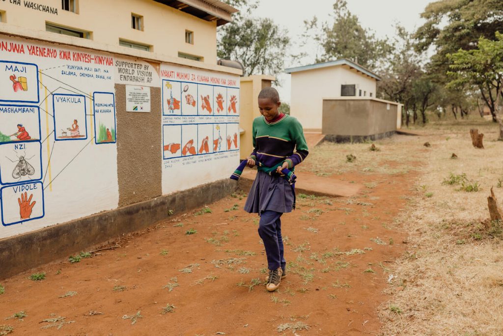 Glory loopt op school langs de toiletten