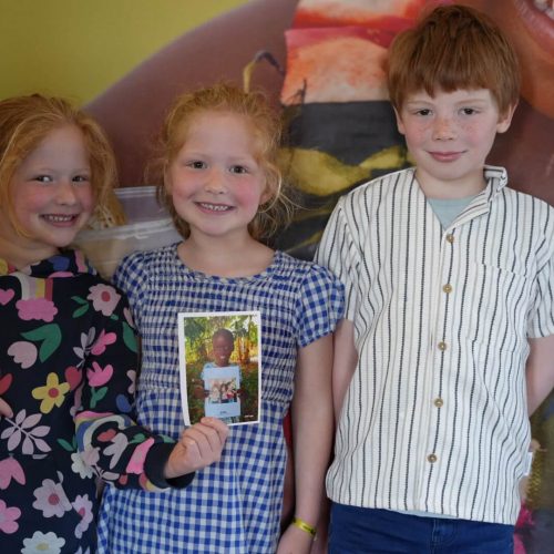 Drie kinderen en hun sponsorkind