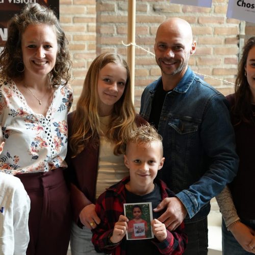 Familie van Henrik met de foto van het sponsorkind