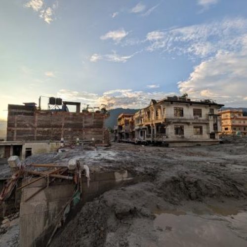 Gebouwen in Nepal zijn verwoest na overstromingen