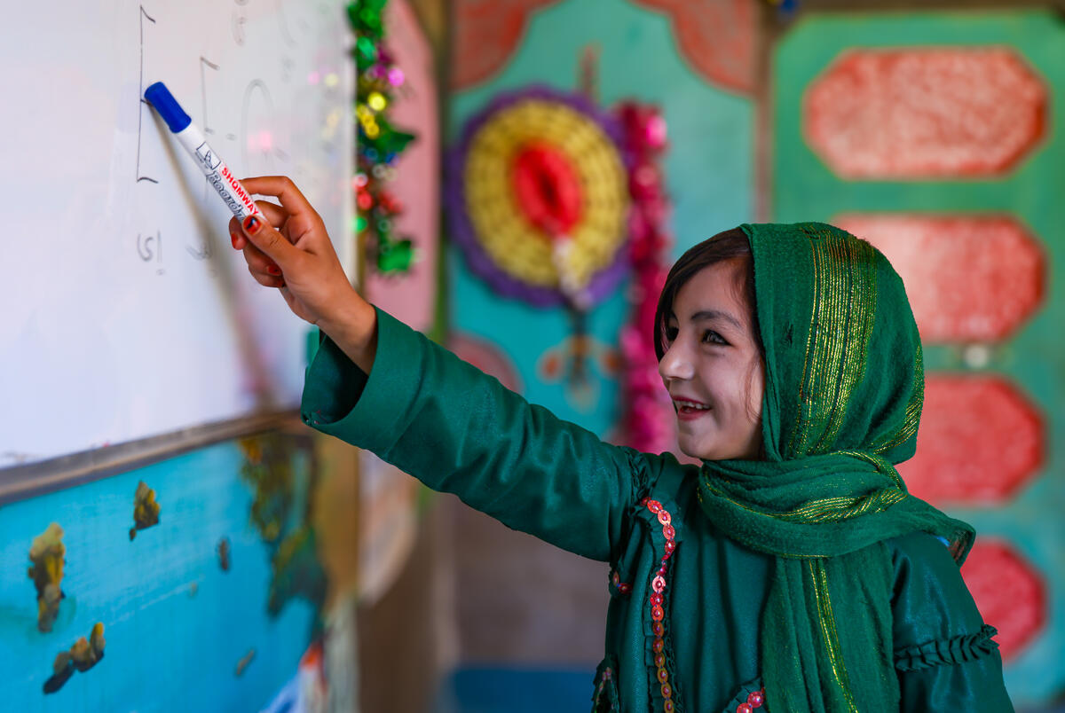 Meisje uit Afghanistan bij schoolbord